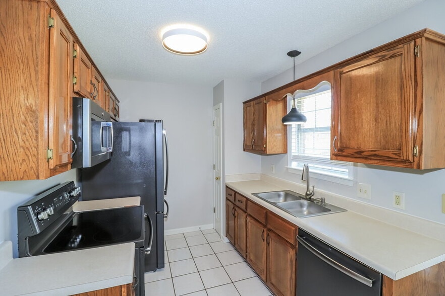 Building Photo - 6888 Skylar Mill Ave