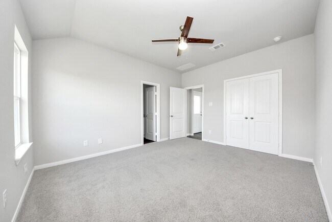 Building Photo - 688 Swallow Dr