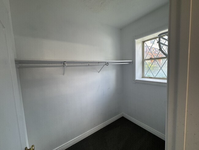 Building Photo - 340 Rainbow Ln