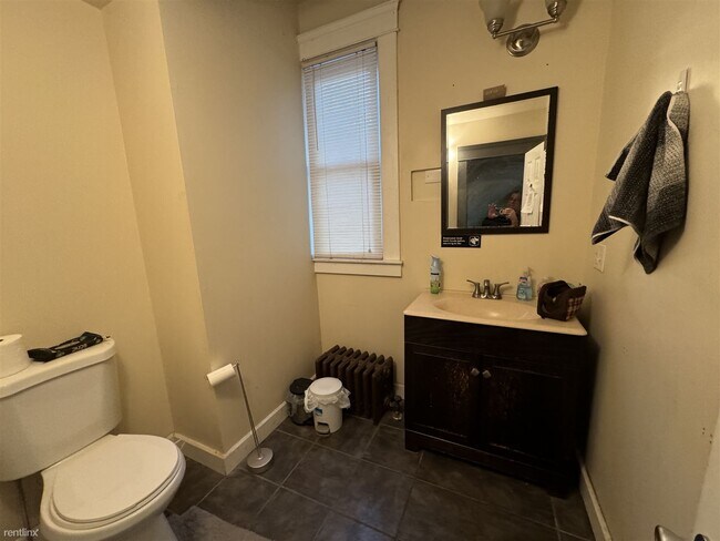 Building Photo - 8 br, 2.5 bath House - 428 Cross St