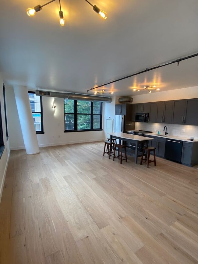 Building Photo - Beautiful updated 2bd/2ba condo in bustlin...