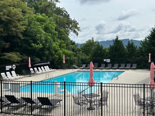 Building Photo - South AVL - Well Kept, Large Home with Garage