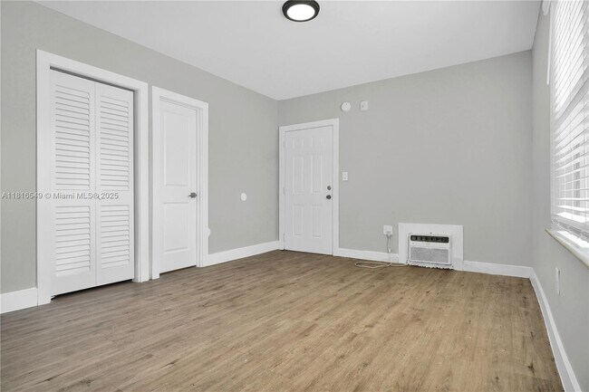 Building Photo - 1315 NE Miami Ct