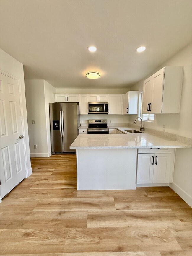 Building Photo - Remodeled 3-BR Lexington Townhome - End Unit