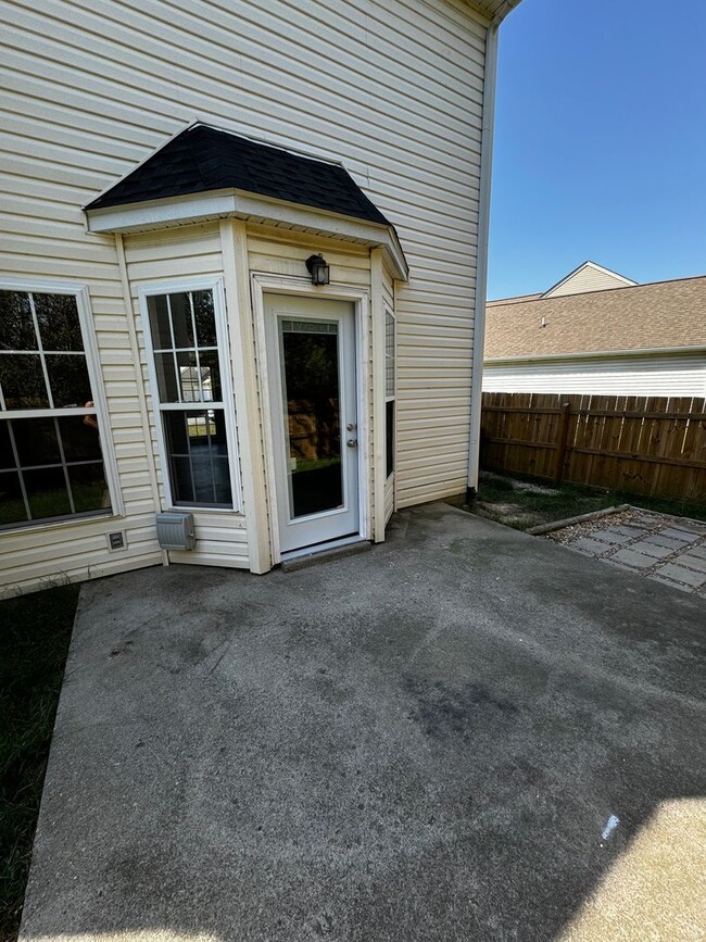 Building Photo - Newly renovated 3 bed/ 2.5 bath near Nasvh...