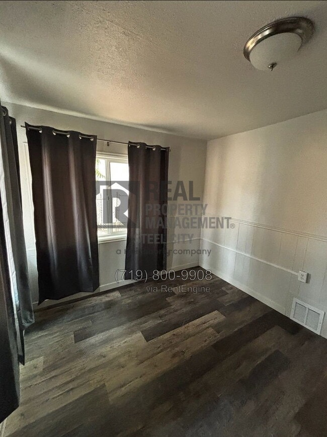 Building Photo - 1428 E Orman Ave