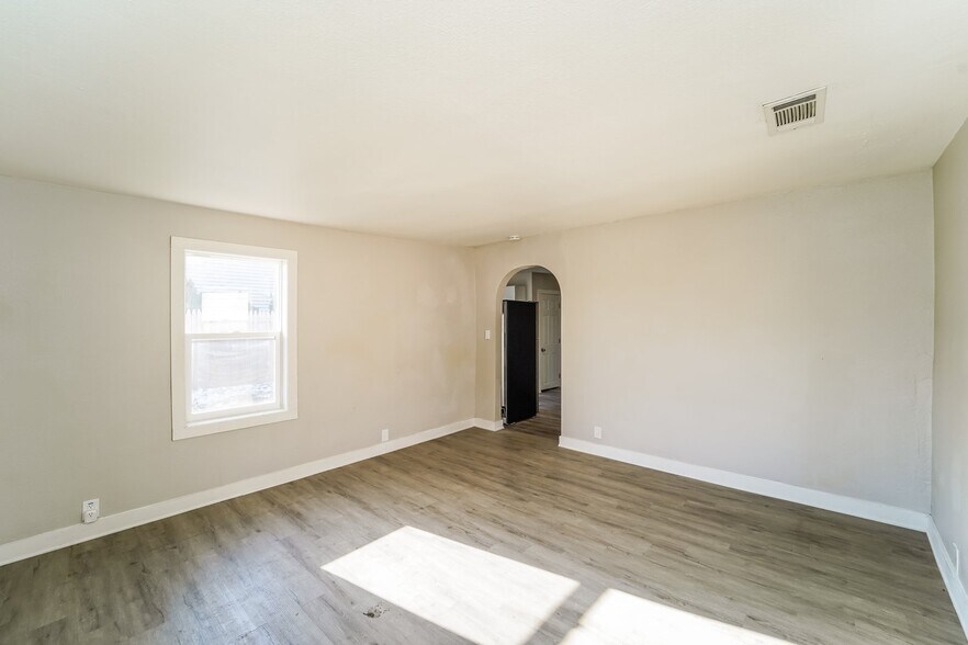 Building Photo - 2046 Russet St