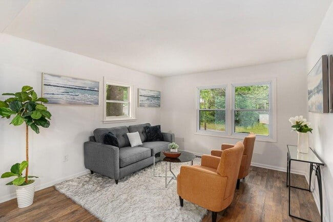 Building Photo - Beautiful Four Bedroom Home minutes from the Airport