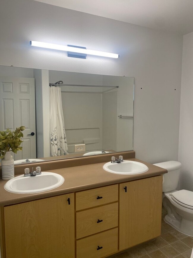 Building Photo - Location Location Location ~2 Bedroom 2.5 ...
