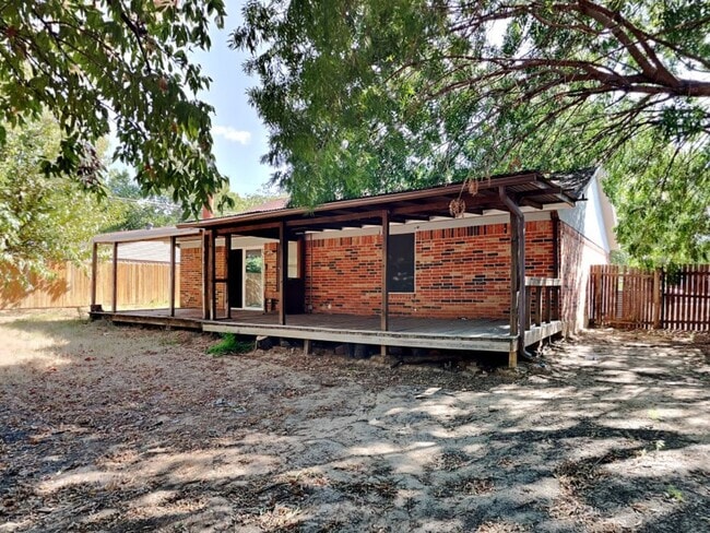 Building Photo - Alluring Single Family Home | 3 BR/2BA | 2-Car Covered Parking | Fencing wood