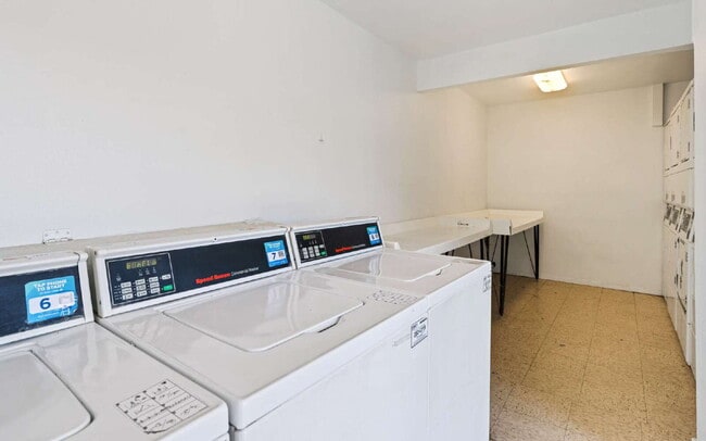 Building Photo - Clean & Bright Gated 1BR Near Downtown Austin