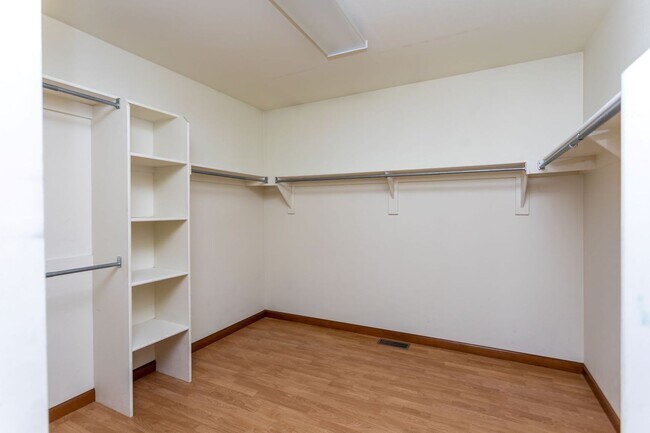 Building Photo - 1130 Pond Side Dr
