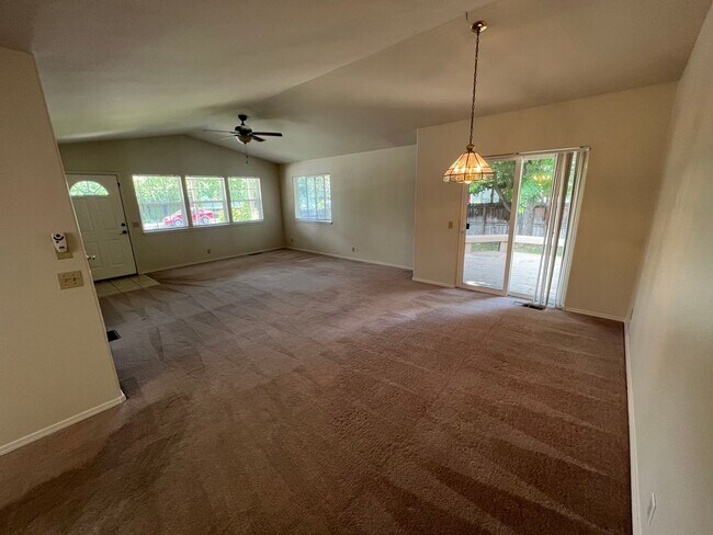 Building Photo - NE Bend 3 Bed/2 Bath Single Family Home - ...