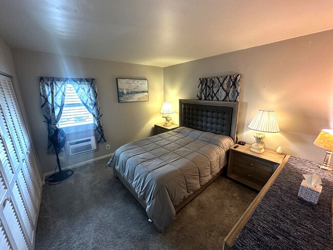 Building Photo - ANNUAL - Beachy 2 bed 1 bath condo near th...