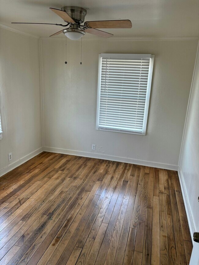 Building Photo - 1304 E Lincoln Ave