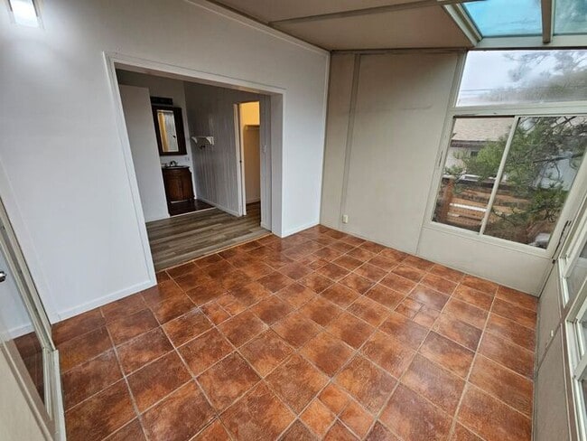 Building Photo - For Rent 2 Bed 1 bath, Plus basement, Duplex Home for rent