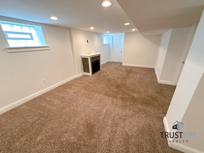 Building Photo - 4 Bedroom house in Foxchase area of North ...