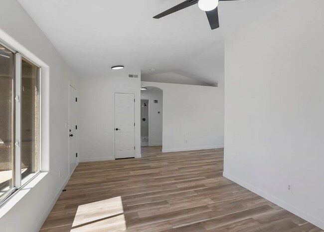 Building Photo - Adorable 2 Bedroom Hurricane Home! Pet Friendly!