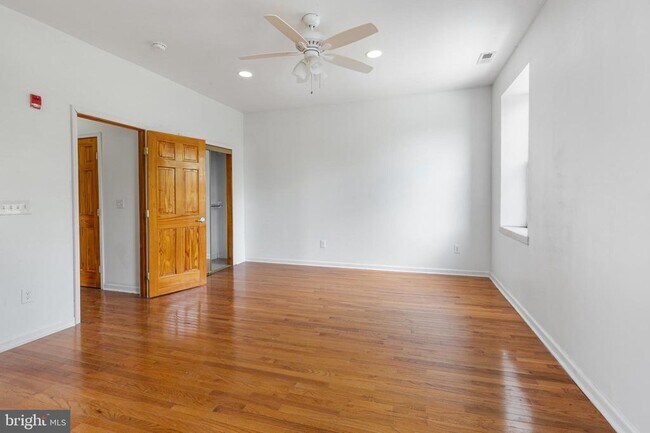 Building Photo - 1704 W Girard Ave
