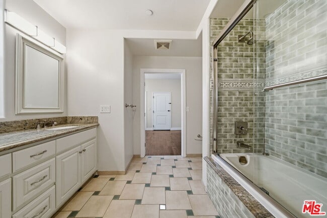 Building Photo - 320 S Swall Dr