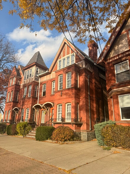 Primary Photo - 860 Park Ave