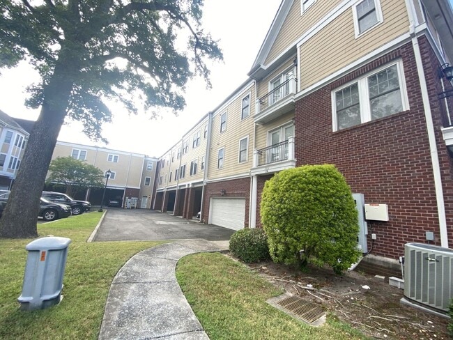 Building Photo - Broad Creek