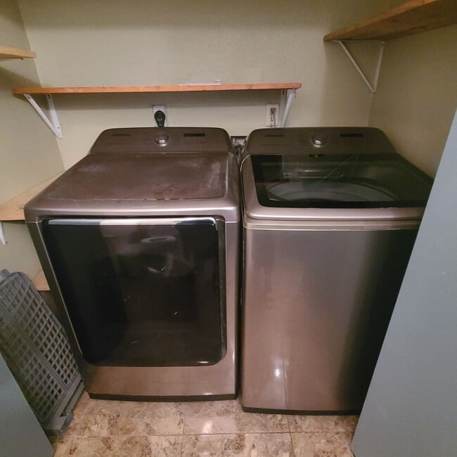 Building Photo - Spacious 3 BR+study/2.5 bath end-unit townhome w/balcony & patio!