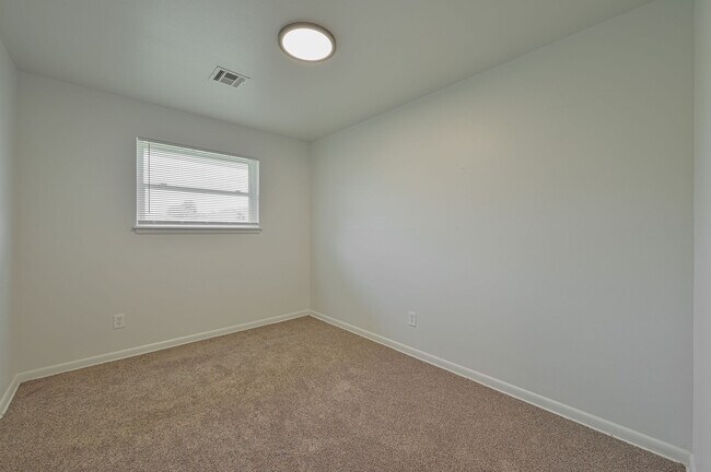 Building Photo - 505 N Norman Ave