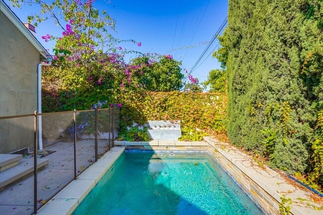 Building Photo - Beautiful 4 Bed/4 Bath Family Home w/pool Available Now!!