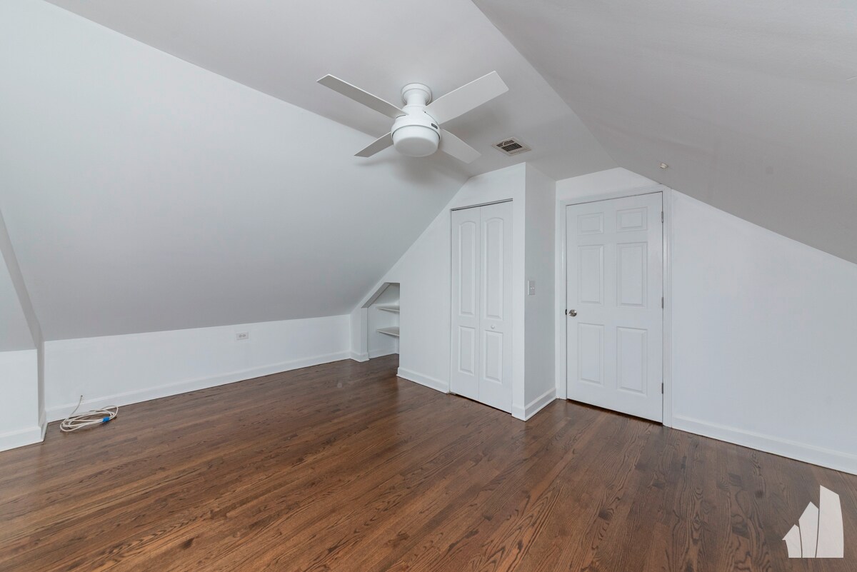 Building Photo - 1426 N Greenview Ave