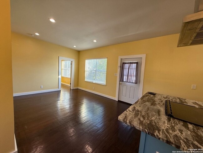 Building Photo - 317 E Myrtle St