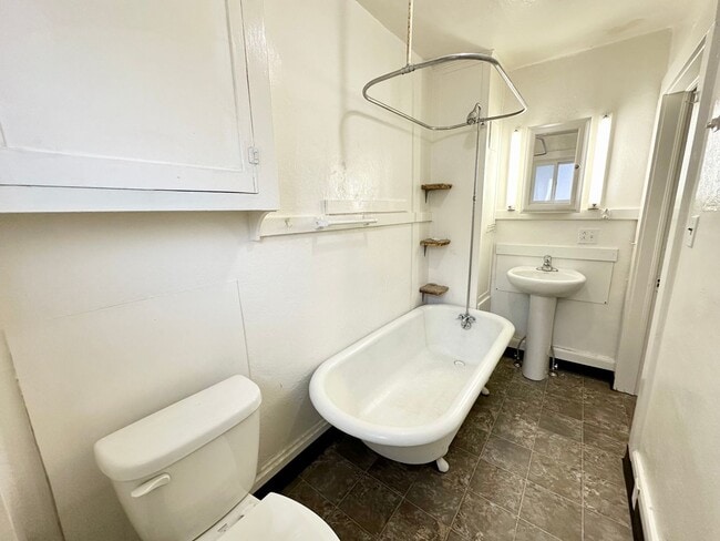 Building Photo - Charming 3 Bedroom Home Near Downtown Elle...