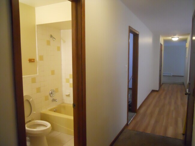 Full Bath off hallway - 1922 N 18th Ave