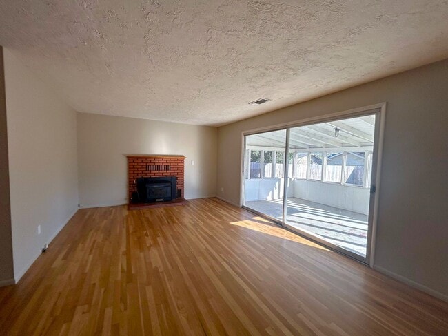 Building Photo - Charming 3 bedroom 2 bath Home in the Forward Addition