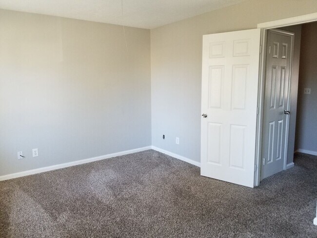 Building Photo - 2 bedroom, 1 bathroom town house located in the heart of Fern Creek