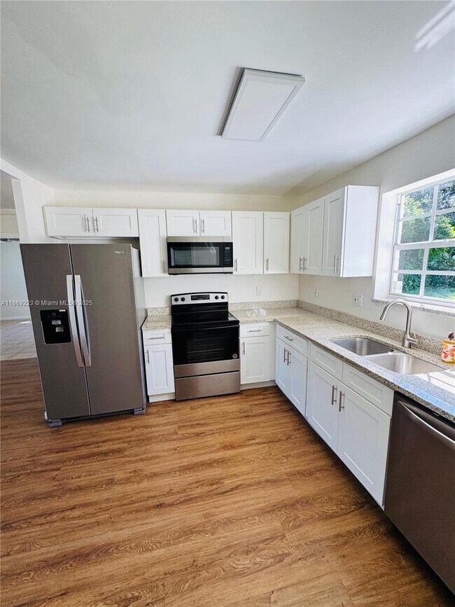 Building Photo - 3 bedroom in Hollywood FL 33021