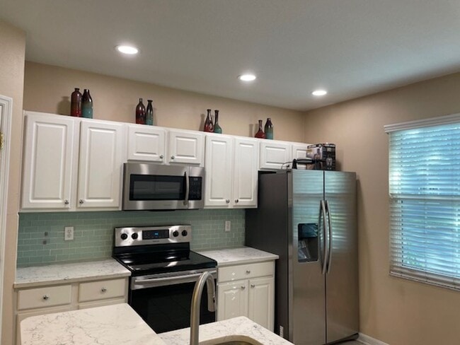 Building Photo - 2 Bedroom 2 1/2 Bath Townhouse in ST, next...