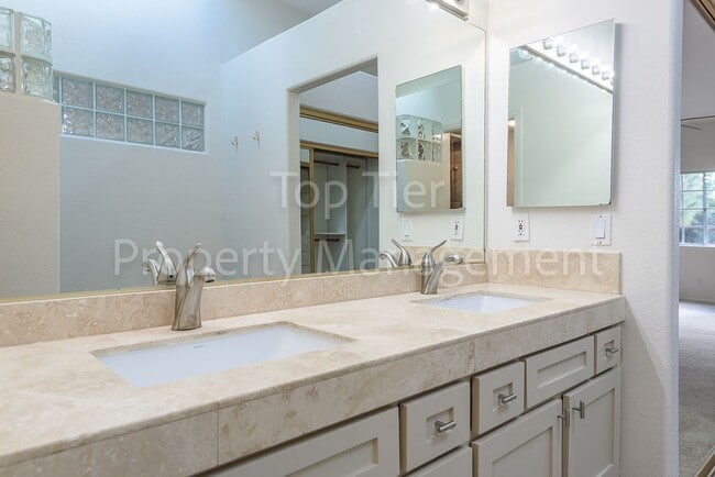 Building Photo - Beautiful 2 bed / 2 bath / 1286 sqft Condo...