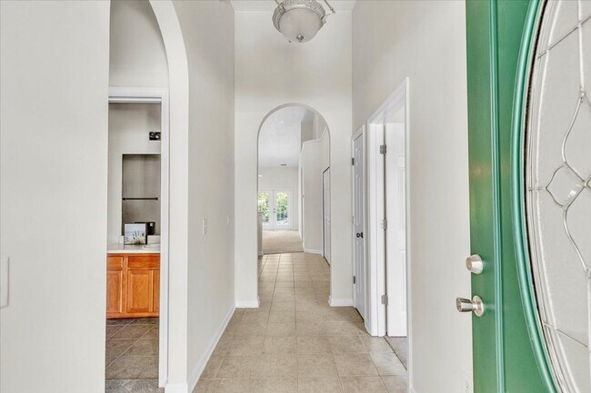 Building Photo - Better Than New 3 Bed/2 Bath Townhome in S...