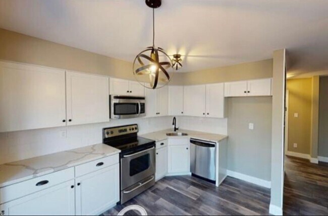 Building Photo - 750 E Fishers Creek Rd