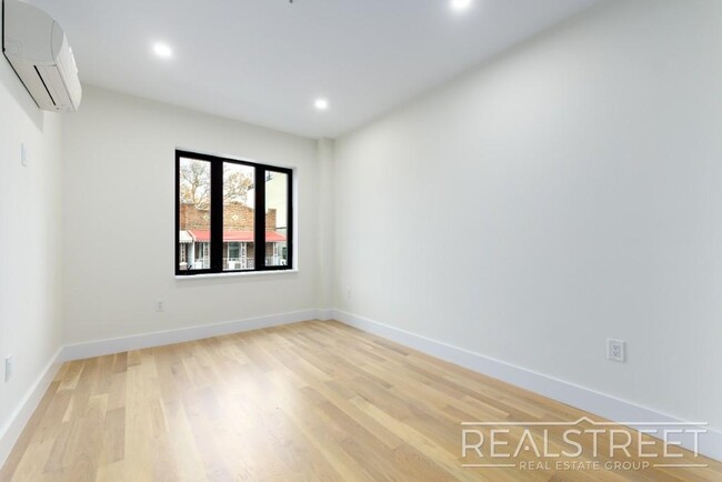 Building Photo - Brand New 2 bed with in unit WD Shared Roo...