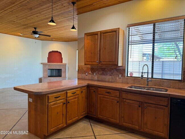 Building Photo - 1717 N Baxter Dr