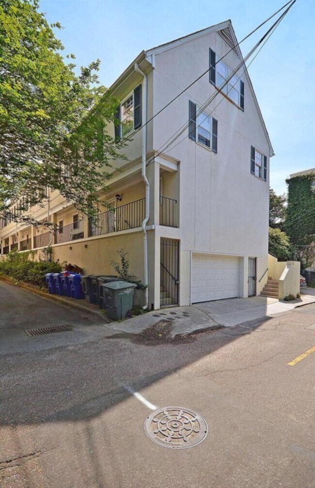 Building Photo - 169 1/2 King St