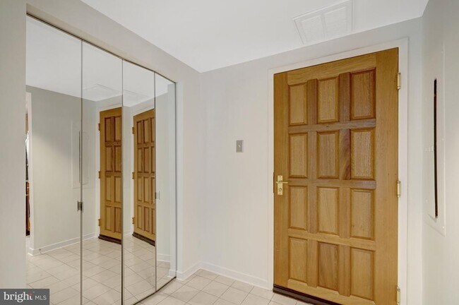 Building Photo - 1530 Key Blvd