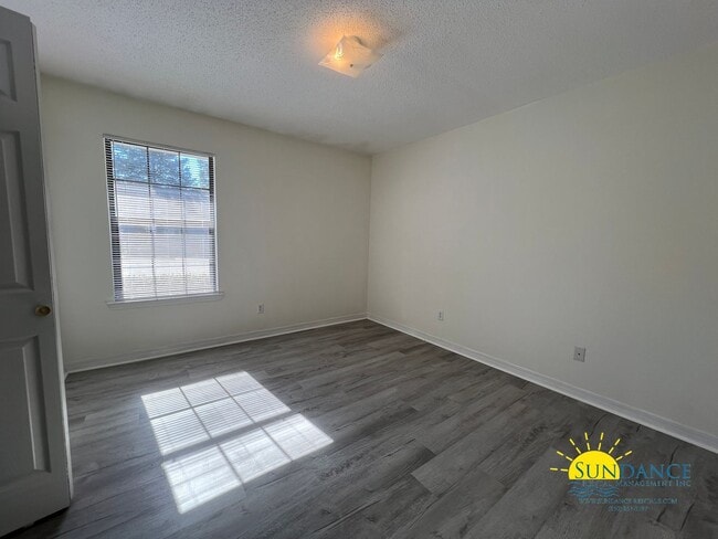 Building Photo - Great 2 Bedroom Unit in Crestview!