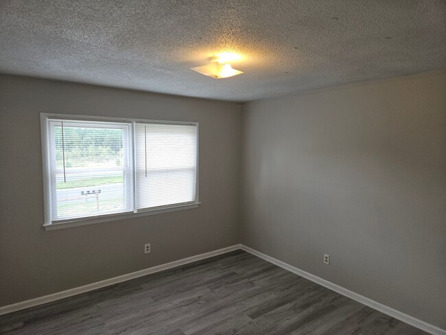 Building Photo - 2br/1ba apartment off Hwy 401. New paint a...