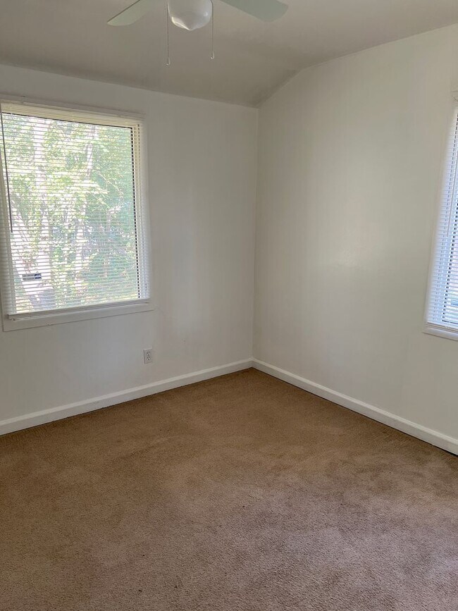 Building Photo - Spacious home - Great location!