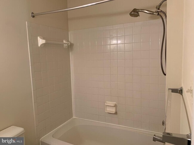 Building Photo - 8200 Aspen Glen Ct