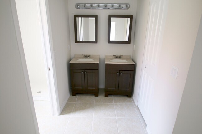 Building Photo - Spacious 3BR/2BA Home | Large Yard | Lawn Care Included | Prime Port St. Lucie Location