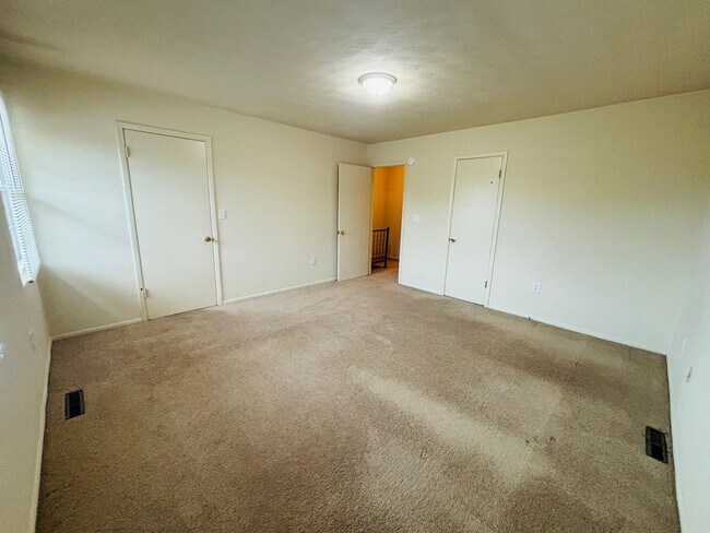 Building Photo - 2 Bedroom, 1.5 Bath Townhouse